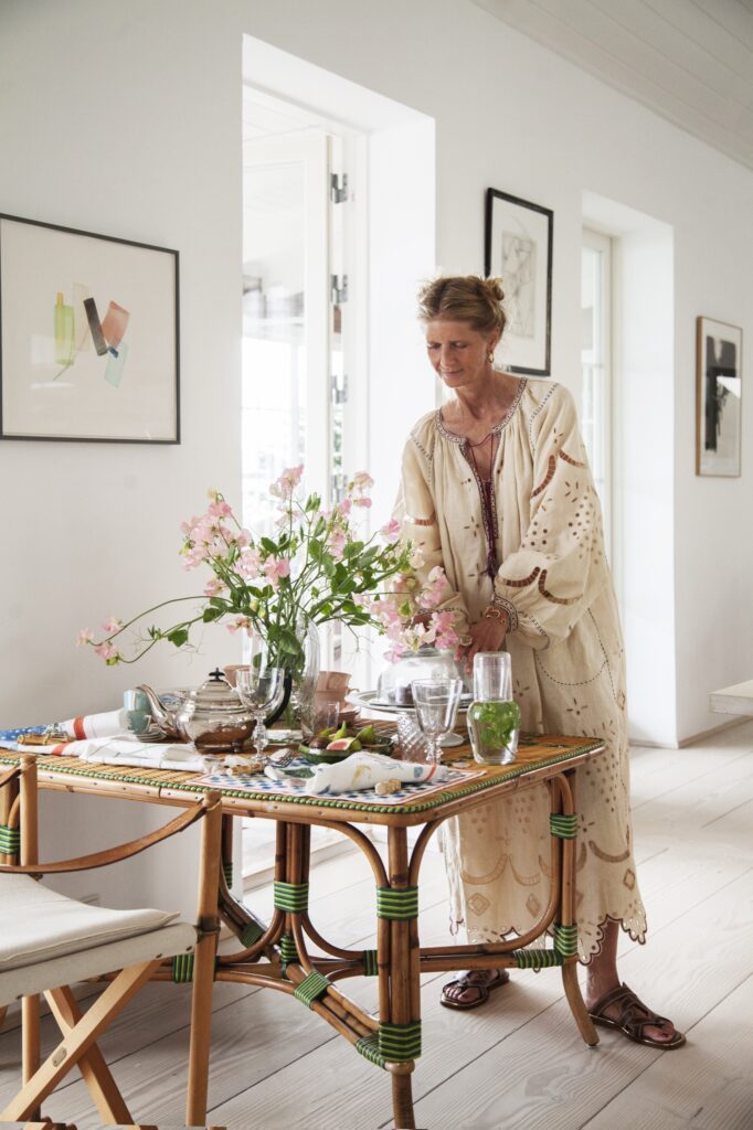 Charlotte Lynggaard gör det hon älskar – dukar ett bord med sin egen design från Svenskt Tenn, blandat med vintageporslin.