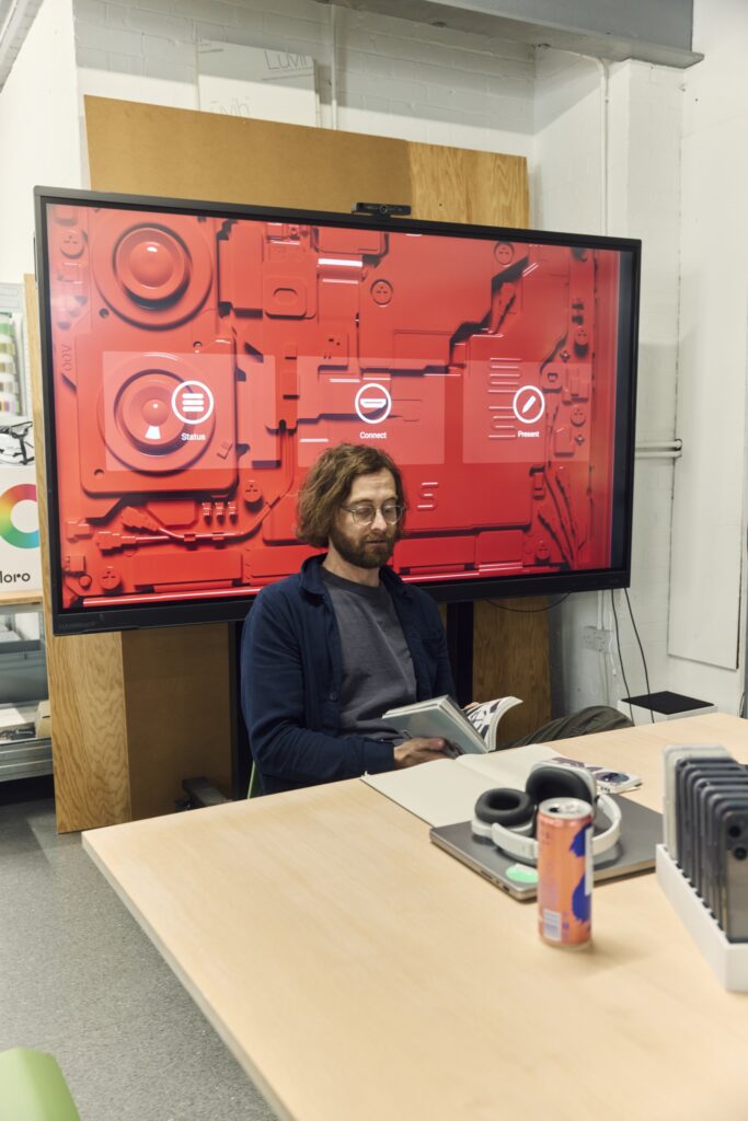 Adam Bates, chefsdesigner på Nothing.