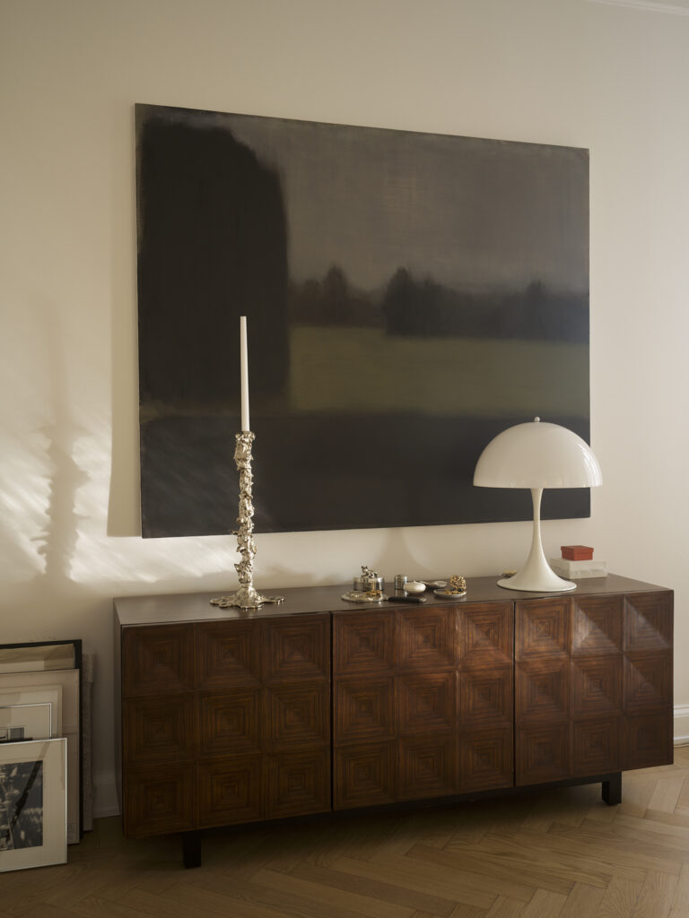 M&aring;lningen &auml;r av Martin &Aring;lund, sk&aring;pet fr&aring;n Dusty Deco, lampan &auml;r designad av Verner Panton och ljusstaken &auml;r fr&aring;n Polspotten.