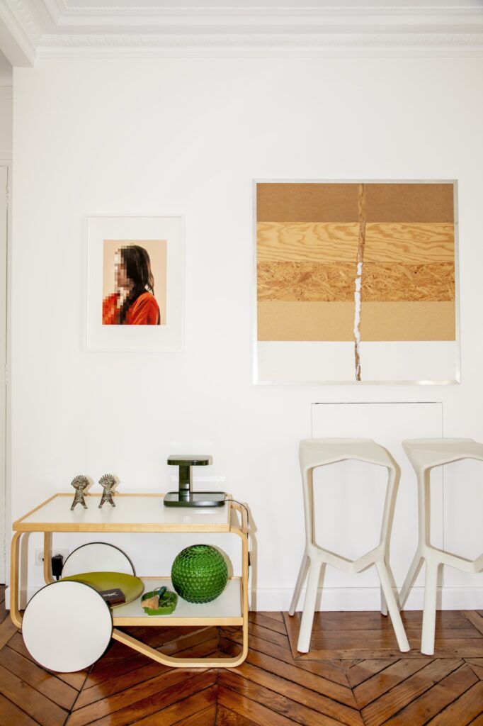 Tavlor av två av galleriets konstnärer, Annika Elisabeth von Hausswolff och Jacob Dahlgren. På bordet två bronsskulpturer från Benin.