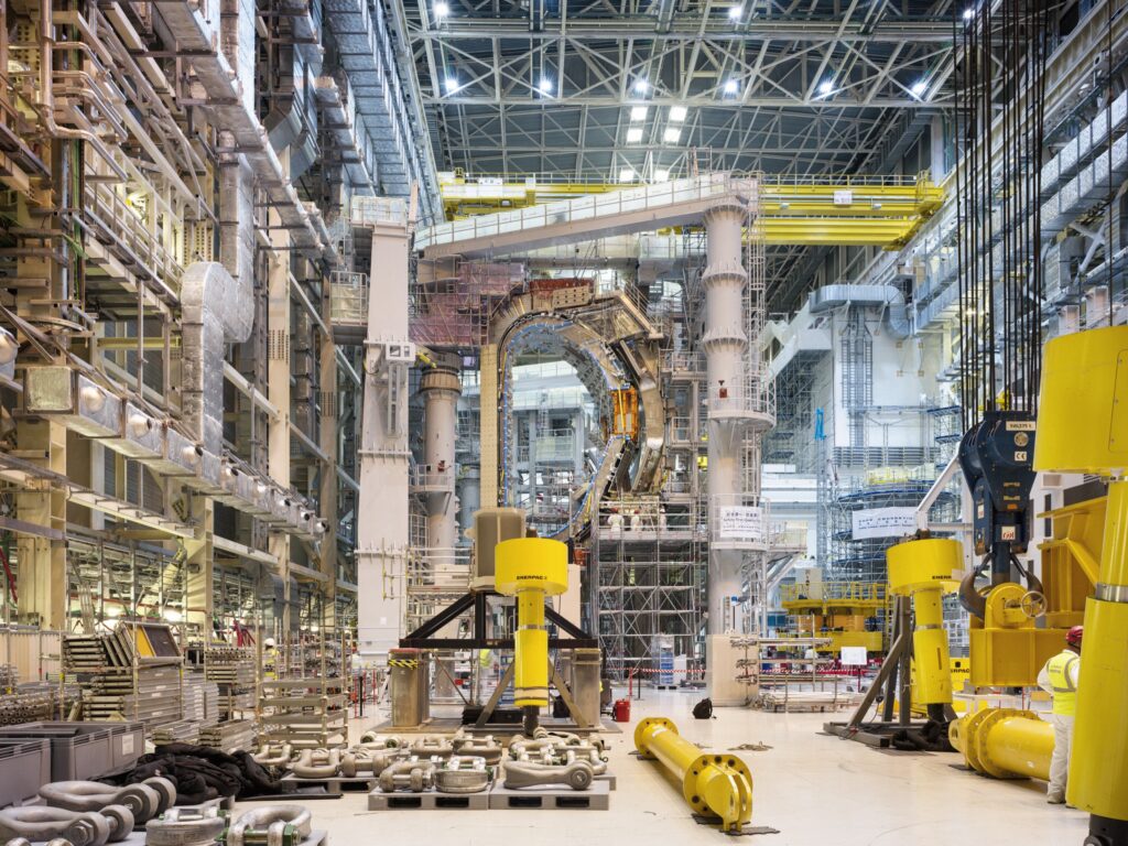 ”The assembly hall”, en verkstad med 60 meter i takhöjd, där Iters tokamak sätts samman – tillika namnet på församlingssalen i en kyrka.