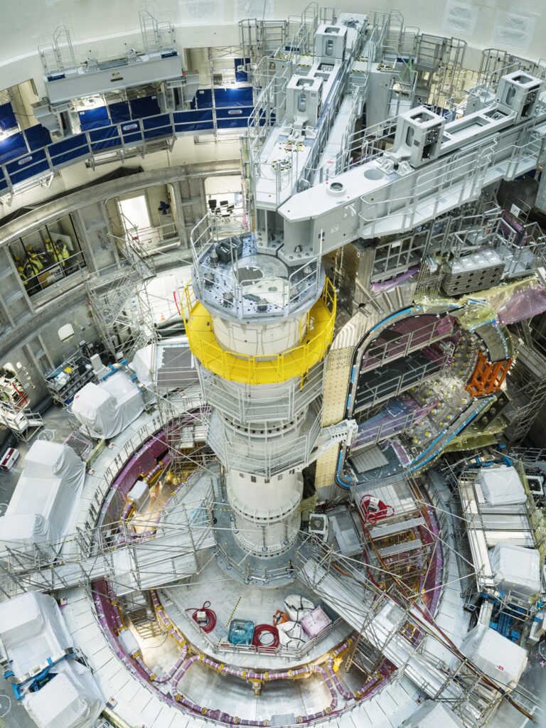 Tokamaken väger 23 000 ton och innehåller världens största vakuumkammare om 16 000 kubikmeter, där fusionen ska ske.
